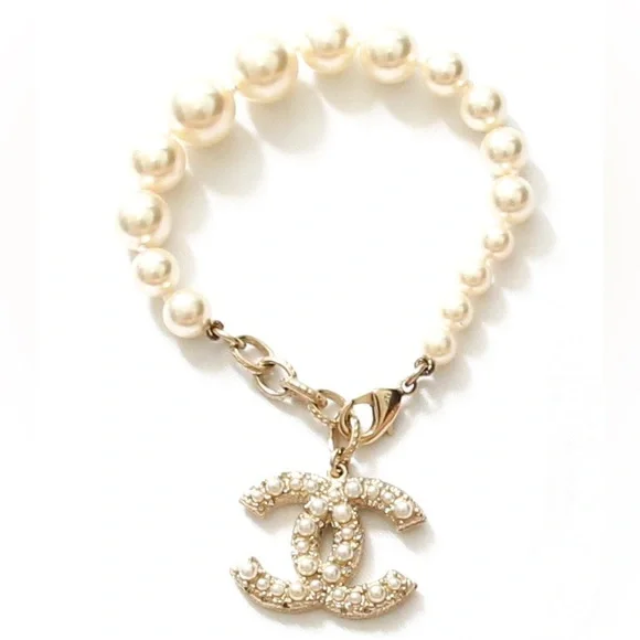 Rare Chanel Gold CC Pearl Pendant Pearl Bracelet w/ Box & Jewelry Pouch/Dustbag! - Picture 3 of 16